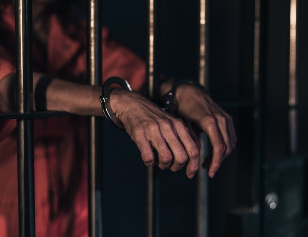 عقوبة تعاطي المخدرات
